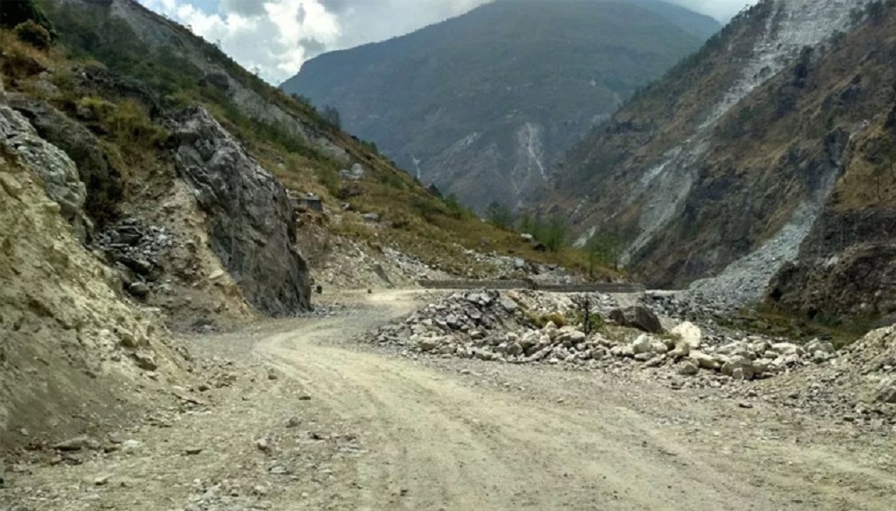 सडक कालोपत्रेमा ढिलासुस्ती गर्ने निर्माण कम्पनीलाई स्पष्टीकरण